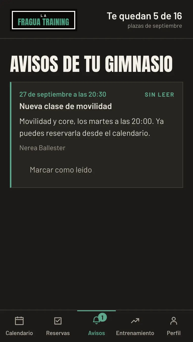 Los avisos del gimnasio en el móvil de una socia, dentro de la app y no en un grupo de mensajes.